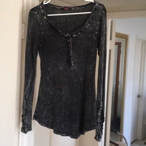 PARTY/ BLACK- ACID WASH EMBROIDERED CUFFS LONG TEE